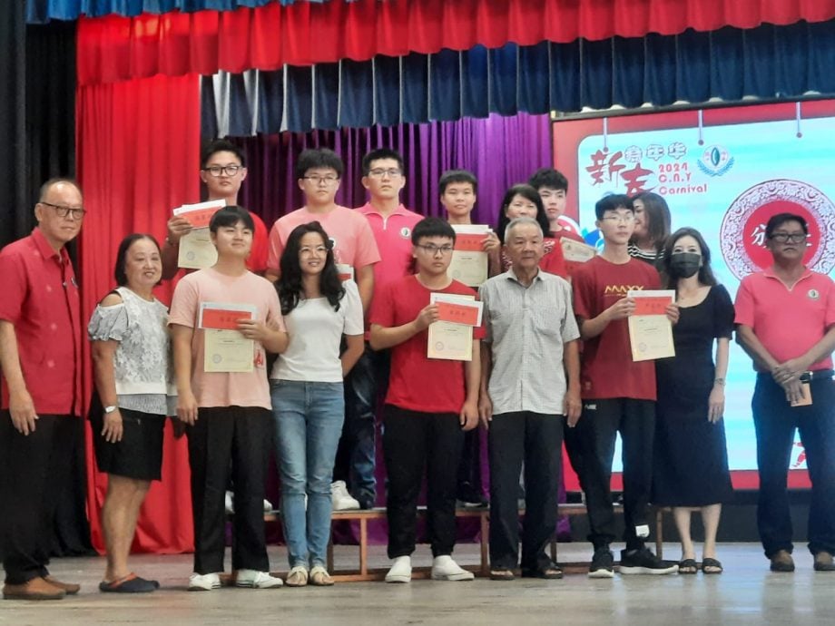 **已签发**柔:教育版头条:利丰港培华独中表扬成绩优异及学业进步学生