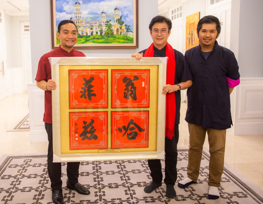 **已签发**柔：第三版头条：大臣与华社同庆新春，吁“我们携手让柔佛前进！”