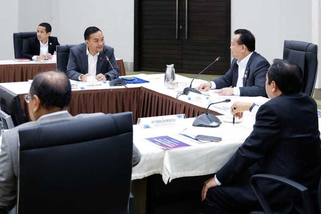 **已签发**柔:第三版头条:柔大臣率团访工程部长,3道路工程获批