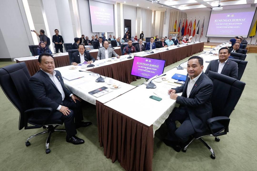 **已签发**柔:第三版头条:柔大臣率团访工程部长,3道路工程获批