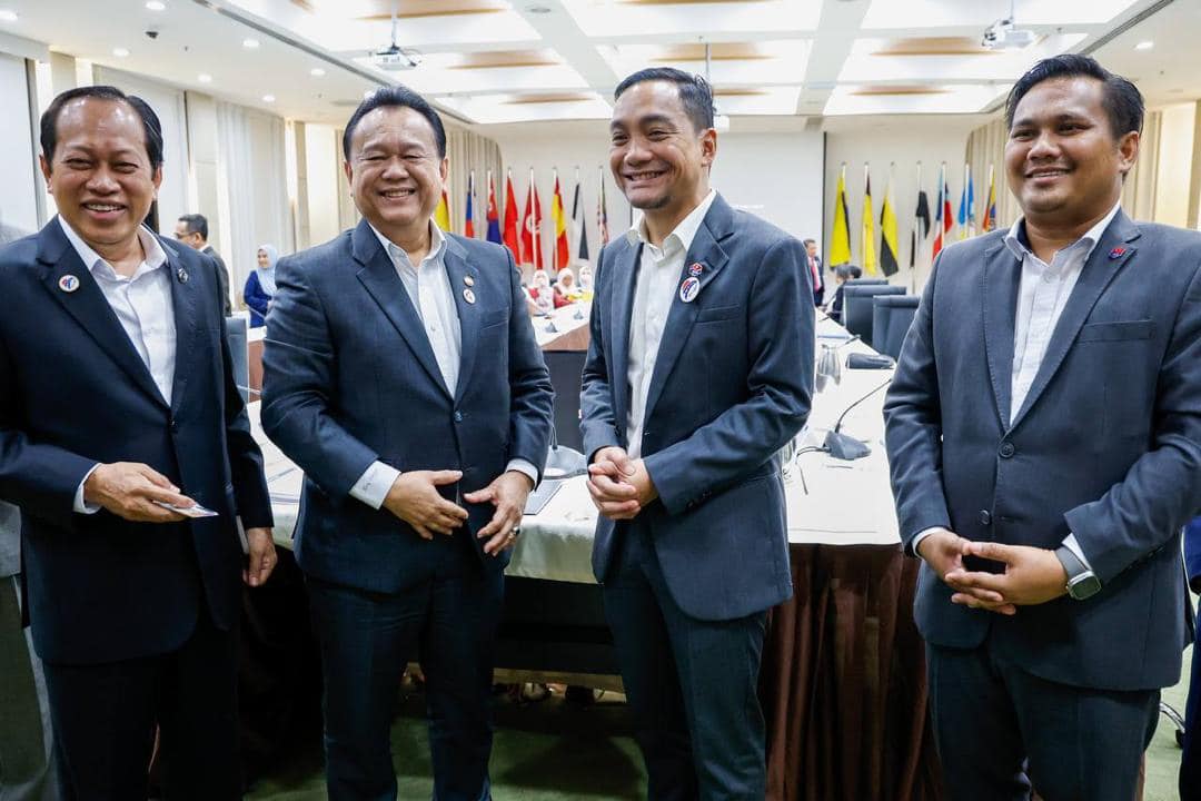 **已签发**柔:第三版头条:柔大臣率团访工程部长,3道路工程获批