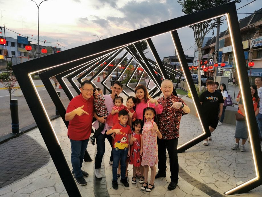 **已签发**柔:第二版头条:永平走廊环保祥龙及388灯笼亮灯,大街越夜越美丽