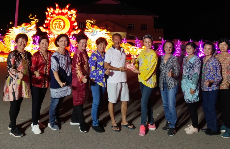 **已签发（21日12pm发布）**柔︰封底：【善心美事】（2月22日刊）︰利民达 Very Good 先生，新村办节庆派送小食