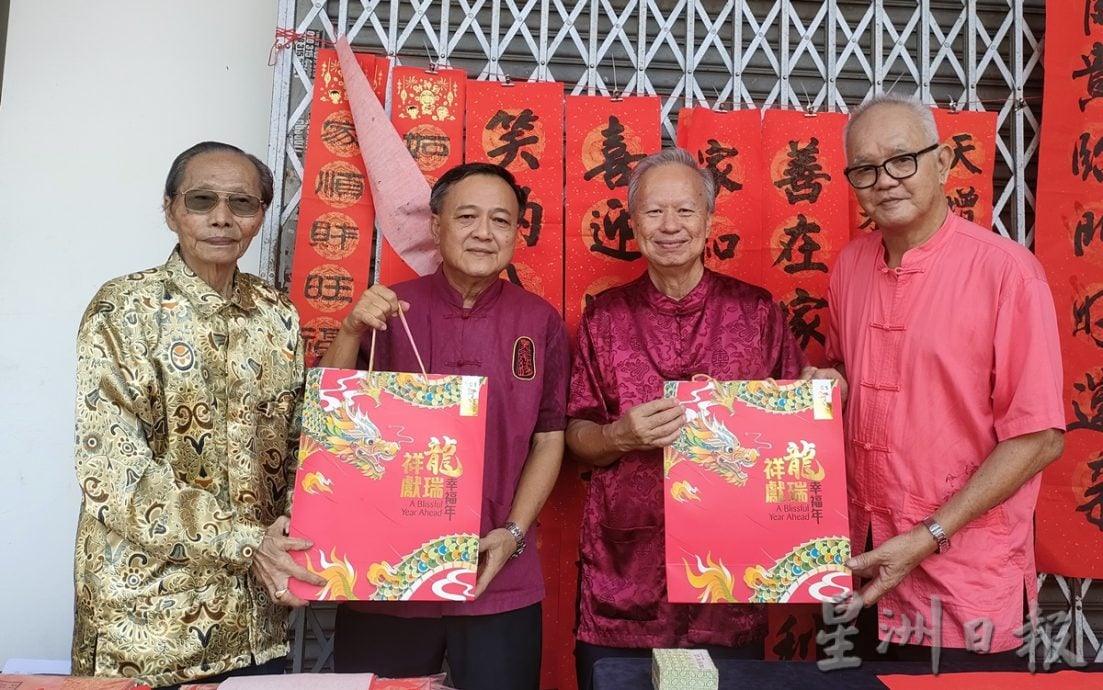 **已签发(8日10am发布)**柔:封面(8日刊出):墨缘让老同学写书法,义卖春联捐华小