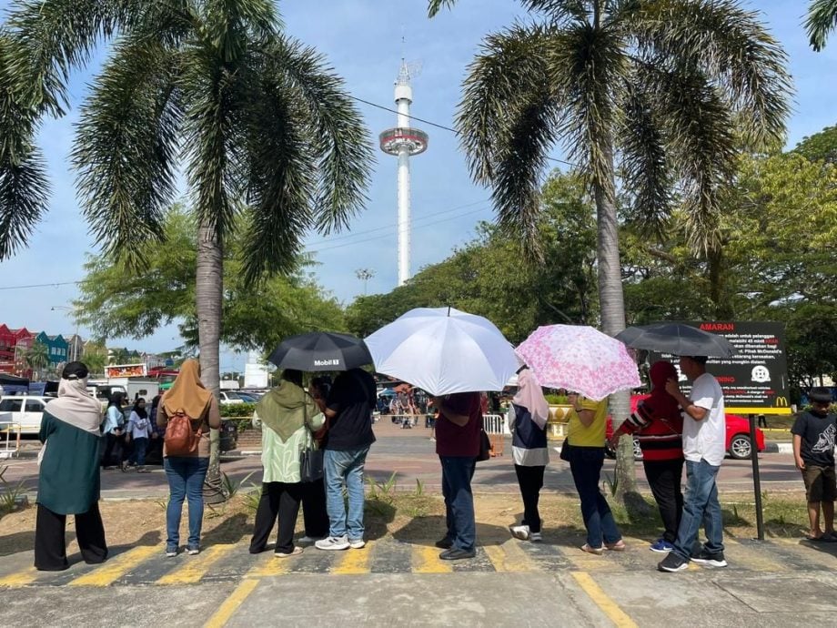 已签发（古城封面主文）甲多景点免费开放予国人 多处景点大排长龙