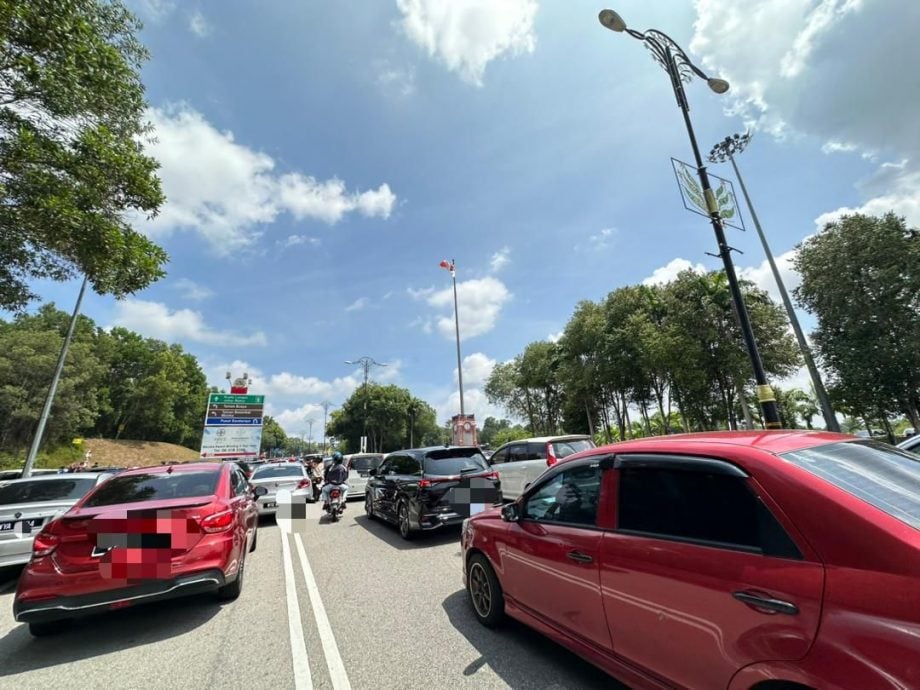 已签发（古城封面主文）甲多景点免费开放予国人 多处景点大排长龙