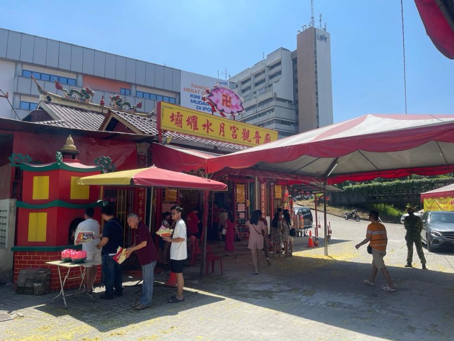 已签/元旦膜拜庙宇香火盛 祈求龙年好运平安