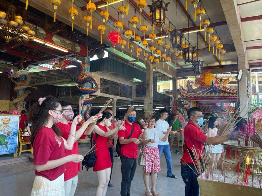 已签/元旦膜拜庙宇香火盛 祈求龙年好运平安