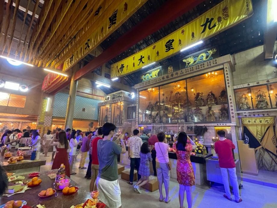 已签/元旦膜拜庙宇香火盛 祈求龙年好运平安