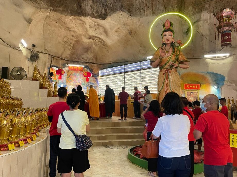 已签/元旦膜拜庙宇香火盛 祈求龙年好运平安