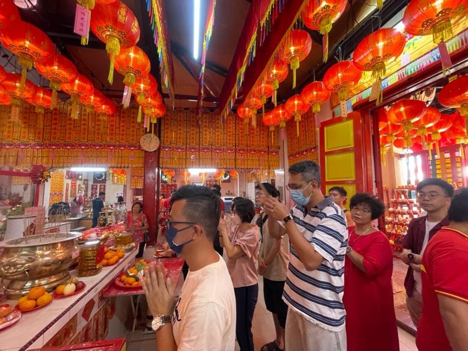  已签／元旦膜拜庙宇香火盛 祈求龙年好运平安