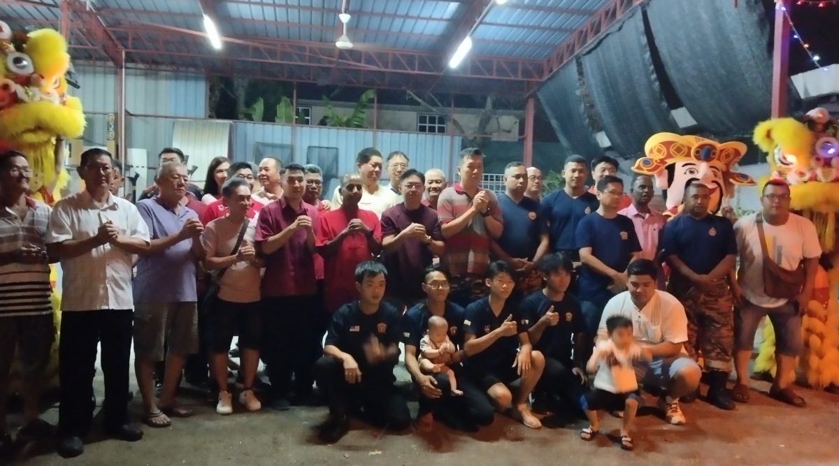 巴占义务消防队团拜 与居民同庆新年