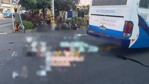 巴士转弯撞倒过路行人 老夫妇一死一断腿