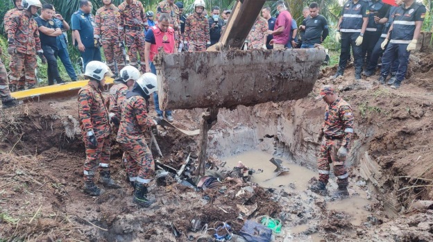 巴生加埔小型飞机坠毁事件·雪消拯局长：飞机坠毁时已解体 机舱入地5呎