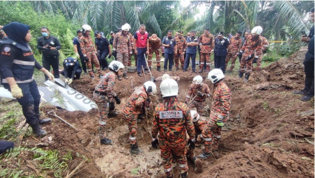 巴生加埔小型飞机坠毁事件·雪消拯局长：飞机坠毁时已解体 机舱入地5呎