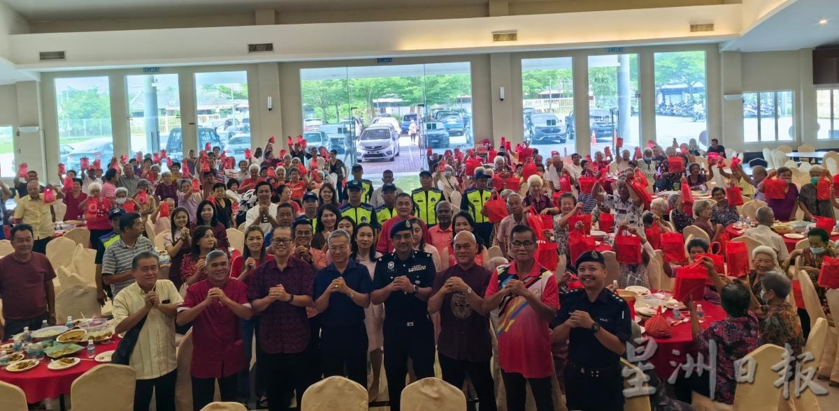 布先人民治安队与150长者庆团圆