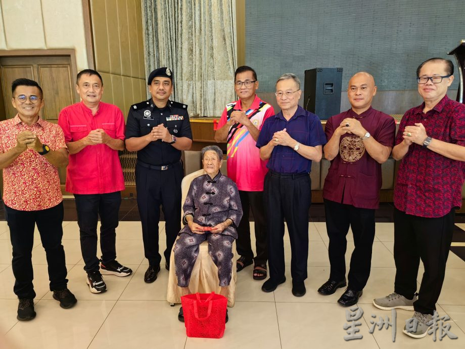 布先人民治安队与150长者庆团圆