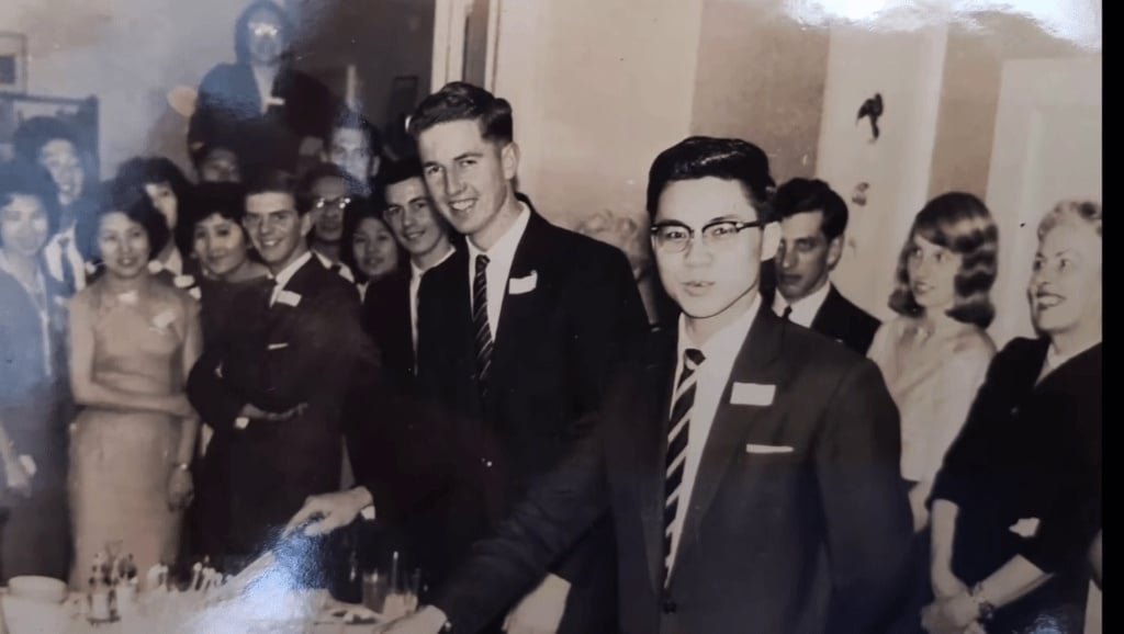 庄思敏父亲逝世1周年 坟前拜祭准备榴梿山竹