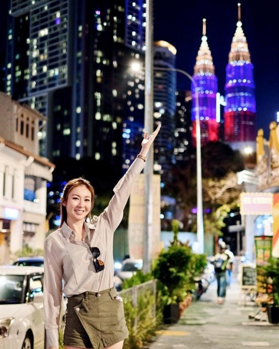 庄思敏父亲逝世1周年 坟前拜祭准备榴梿山竹