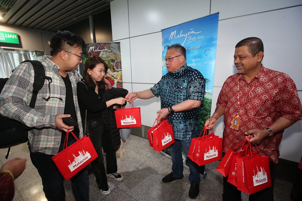 张庆信迎接沉阳桃仙国际机场起航的首航包机航班