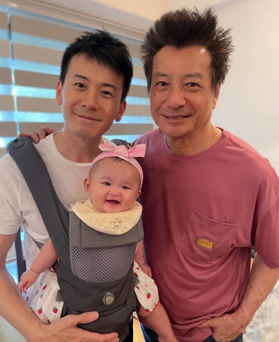 抱1岁孙女迎新年 75岁石修冻龄模样网惊叹