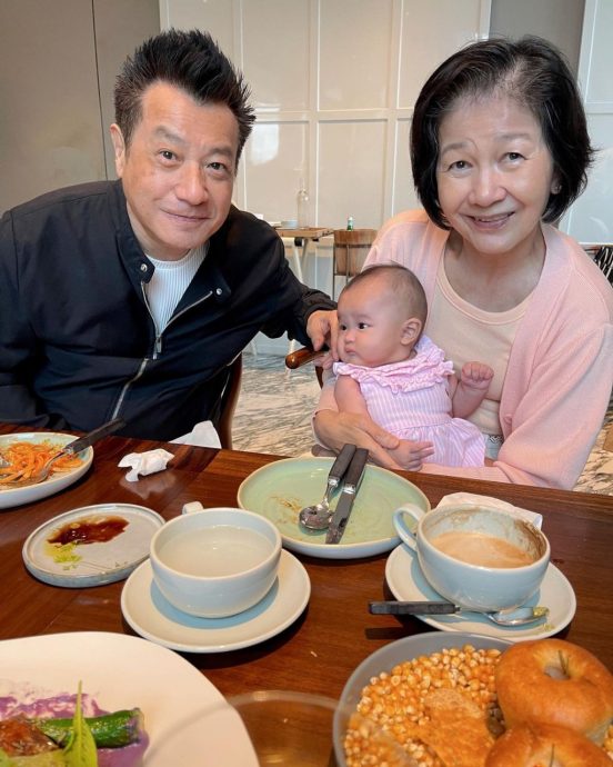 抱1岁孙女迎新年 75岁石修冻龄模样网惊叹