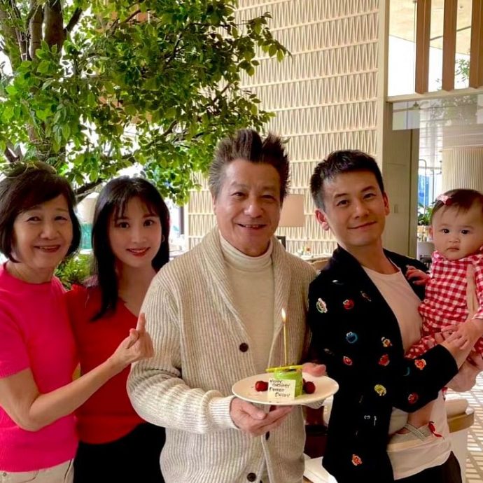 抱1岁孙女迎新年 75岁石修冻龄模样网惊叹