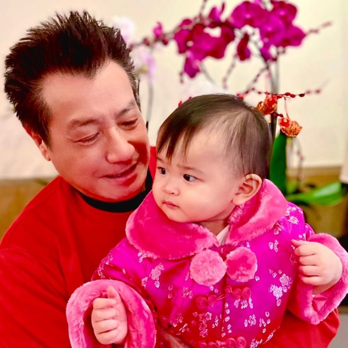 抱1岁孙女迎新年 75岁石修冻龄模样网惊叹