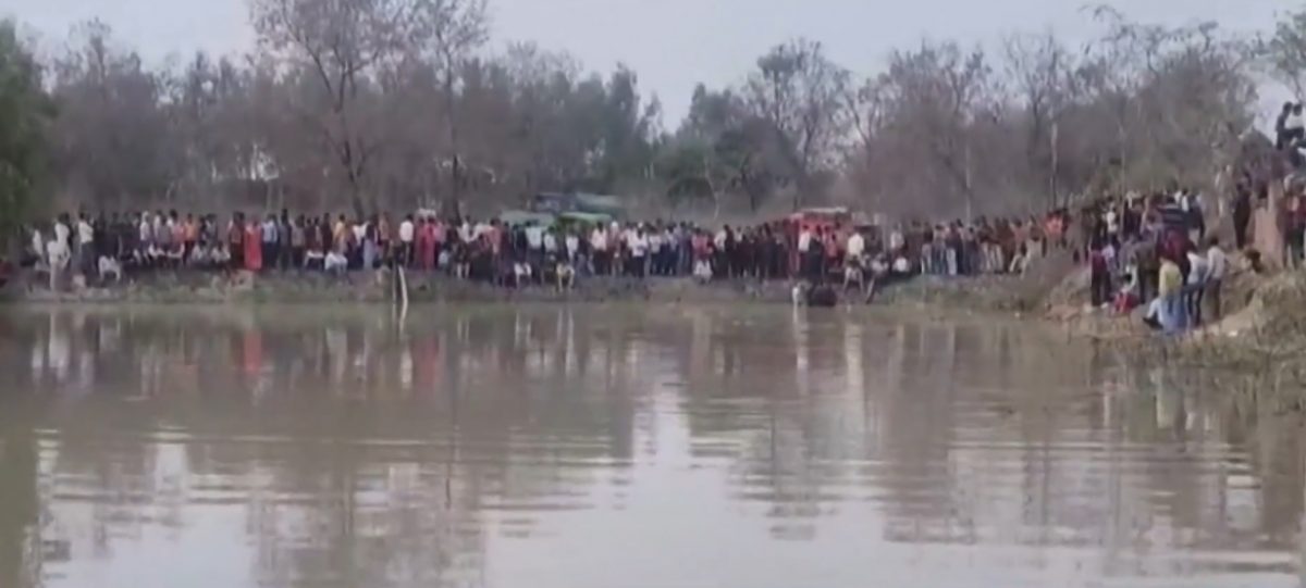 拖车试图超车失控 翻坠池塘致22死