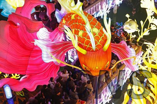 拼盘 多图 未签 ∕ 上海豫园灯会演绎《山海经》　游人沈浸海市蜃楼