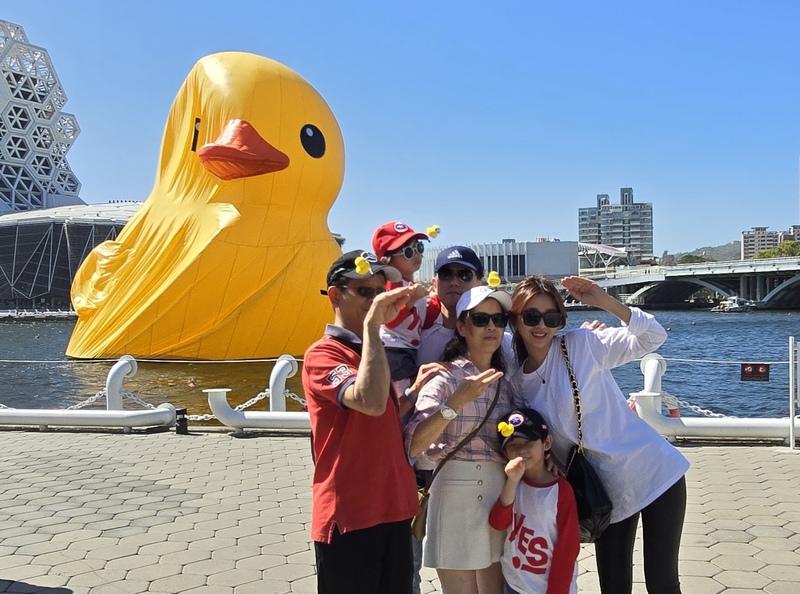 拼盘∕黄色小鸭被强风吹得变形惨成“老小鸭” 网民:需要真“打气”了