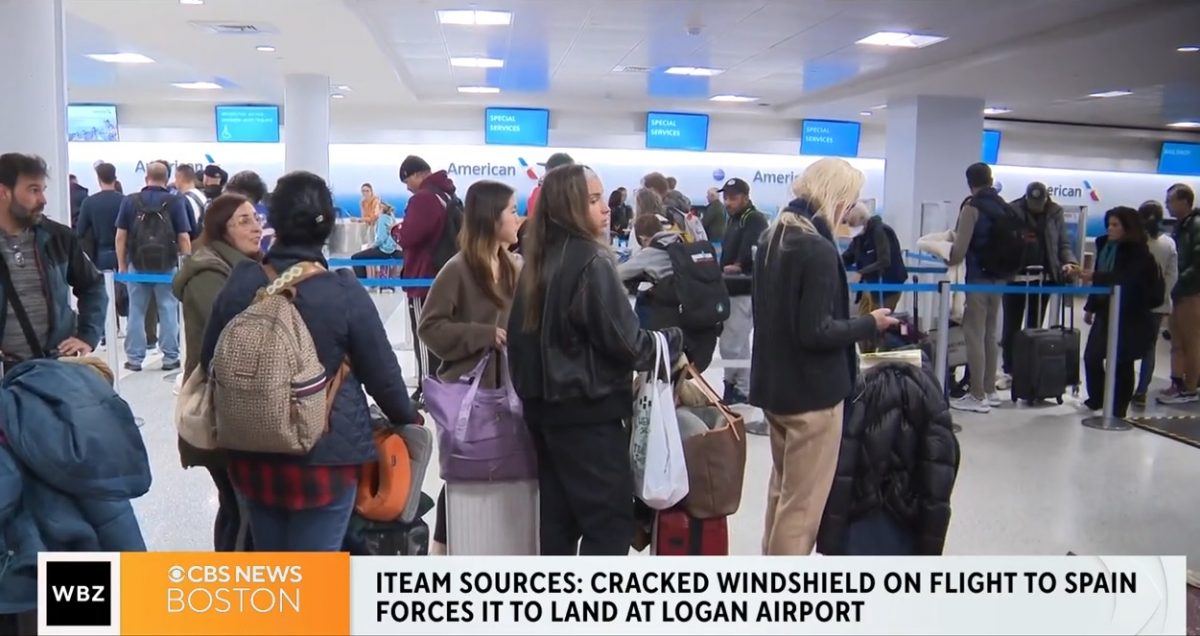 挡风玻璃破裂 美国航空航班紧急改道降落