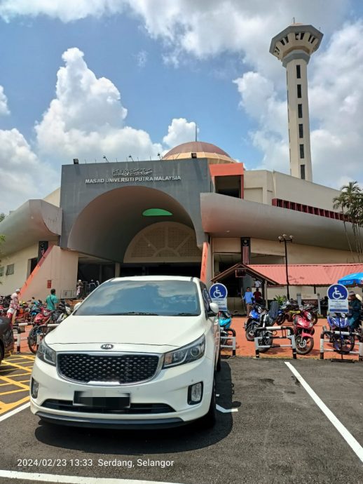 政府大学副校长 被指在OKU车位违规停车