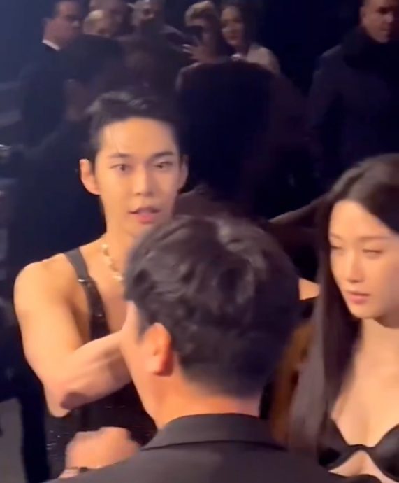 文佳煐辣穿内衣Look亮相 NCT道英绅士脱外套护花