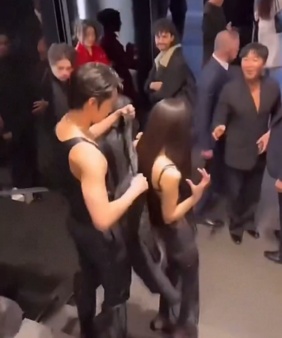 文佳煐辣穿内衣Look亮相 NCT道英绅士脱外套护花