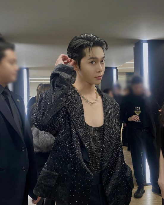 文佳煐辣穿内衣Look亮相 NCT道英绅士脱外套护花