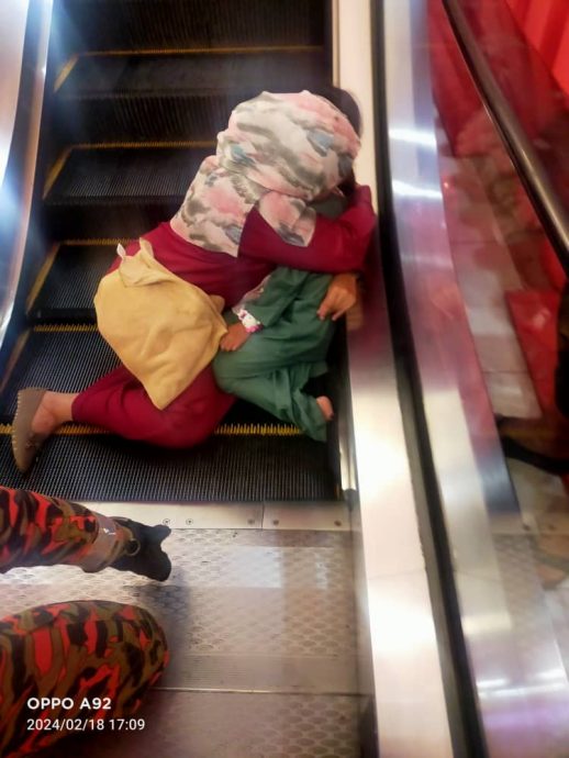 文良港百乐广场扶手梯夹脚趾，导致18岁女童脚趾骨折