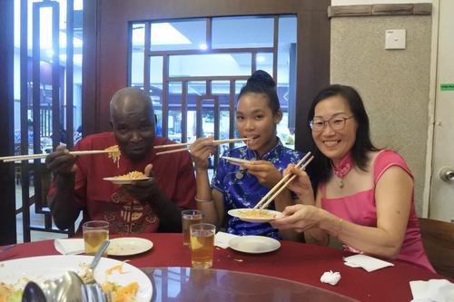 新年特稿/异国夫妻庆新年