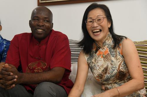 新年特稿/异国夫妻庆新年