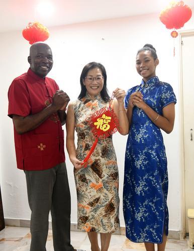 新年特稿/异国夫妻庆新年