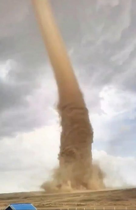 新疆特大沙尘暴吹爆车窗玻璃 西安空污达严重级别