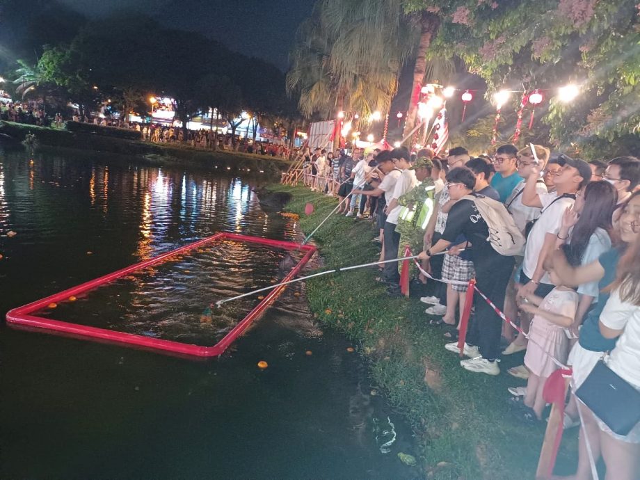 早报头-大都会/元宵节雨夜,数千民众在蕉赖皇冠城乐翻天/12图