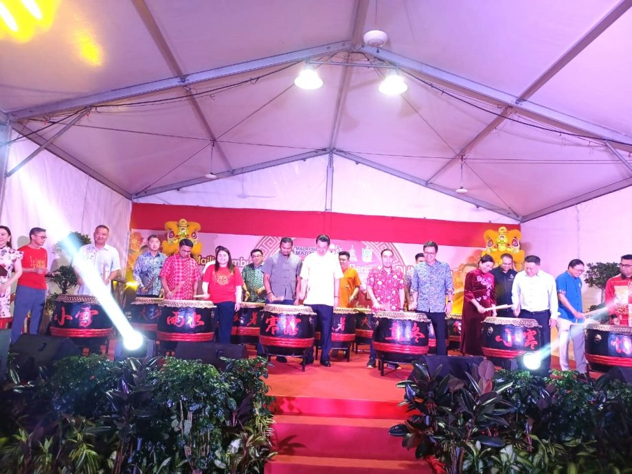 早报头-大都会/元宵节雨夜,数千民众在蕉赖皇冠城乐翻天/12图