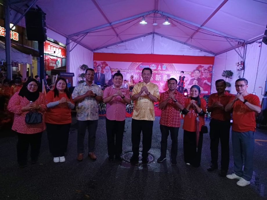 早报头-大都会/元宵节雨夜,数千民众在蕉赖皇冠城乐翻天/12图