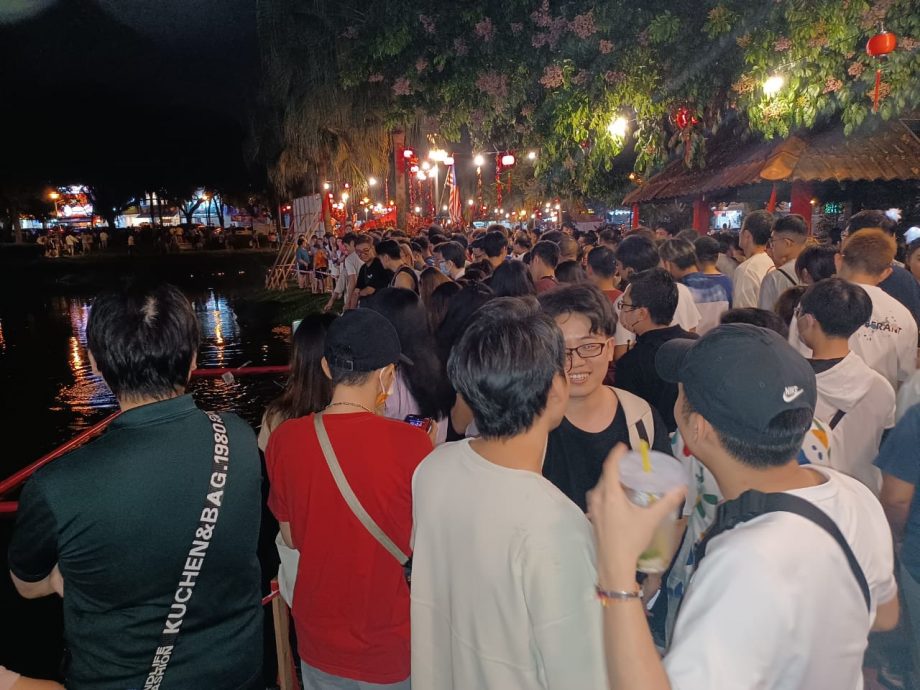 早报头-大都会/元宵节雨夜,数千民众在蕉赖皇冠城乐翻天/12图