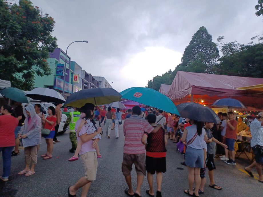 早报头-大都会/元宵节雨夜,数千民众在蕉赖皇冠城乐翻天/12图
