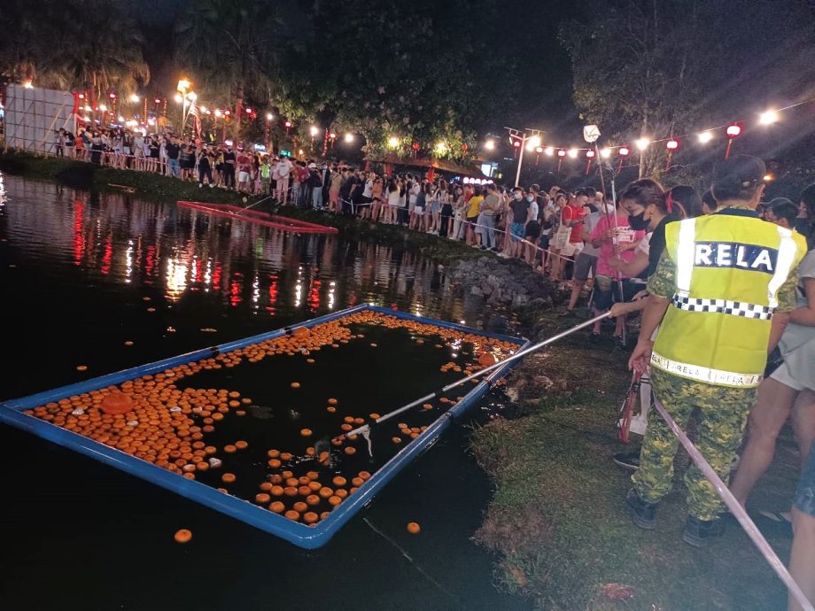早报头-大都会/元宵节雨夜,数千民众在蕉赖皇冠城乐翻天/12图
