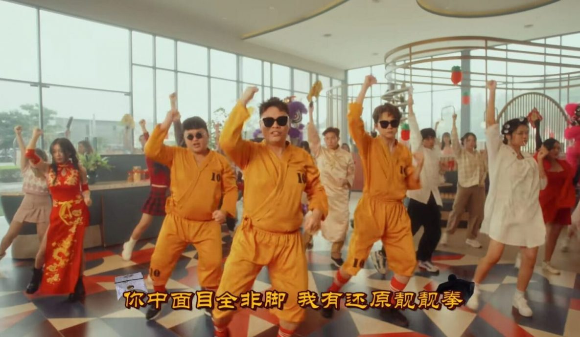 星爷电影频现吃鸡翼桥段 好笑背后原因让人催泪