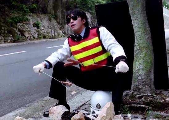 星爷电影频现吃鸡翼桥段 好笑背后原因让人催泪