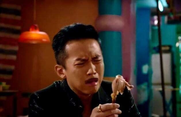 星爷电影频现吃鸡翼桥段 好笑背后原因让人催泪